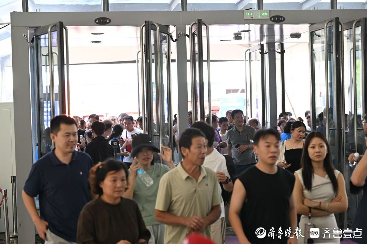 齐鲁秋季车展现场：排队入场！中午饭点依然客流不断