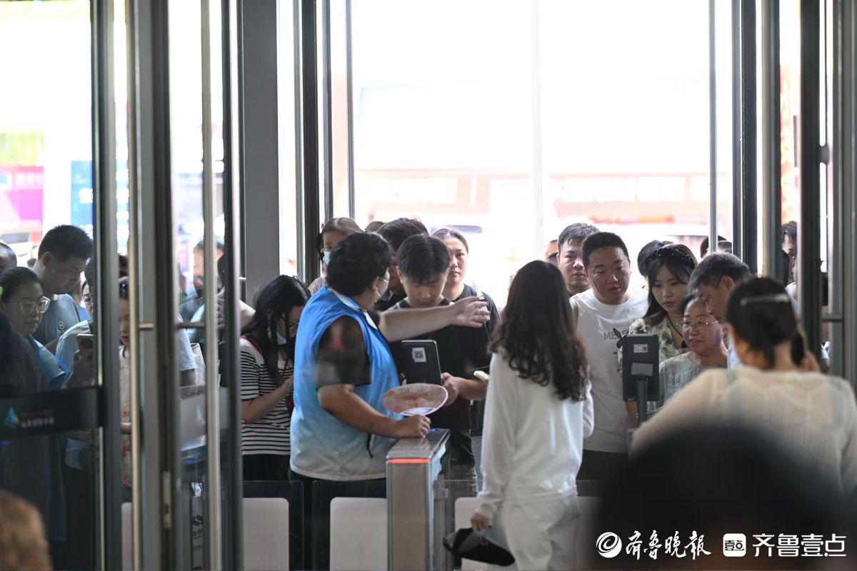齐鲁秋季车展现场：排队入场！中午饭点依然客流不断