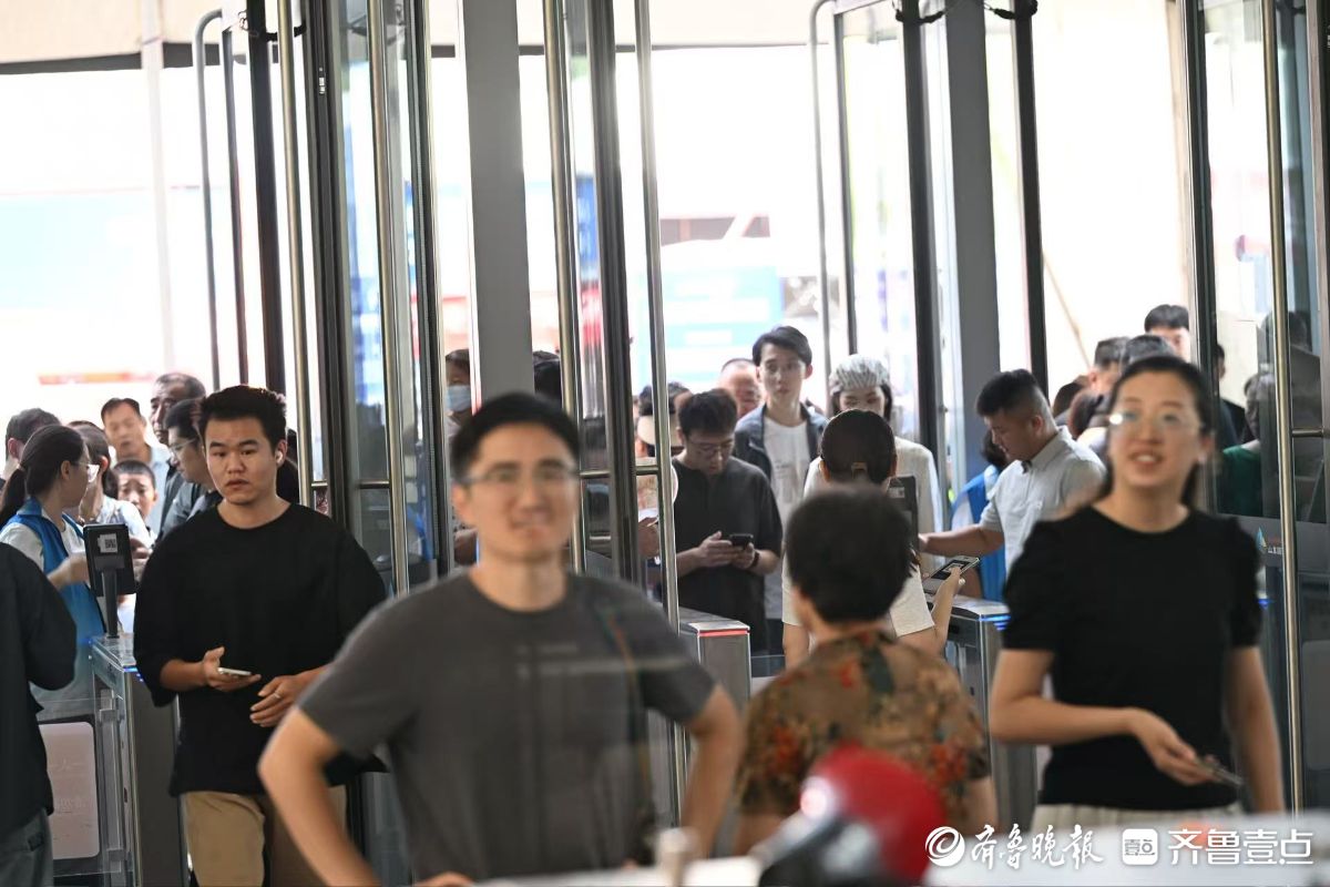 齐鲁秋季车展现场：排队入场！中午饭点依然客流不断