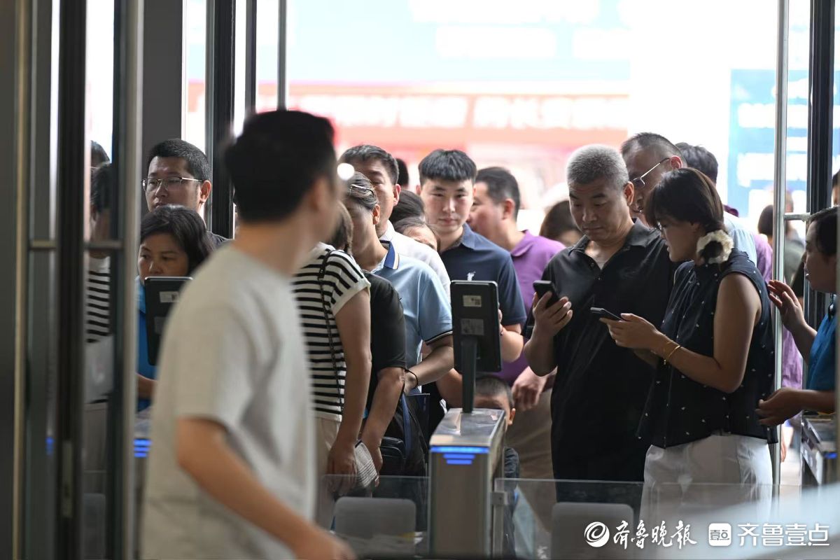 齐鲁秋季车展现场：排队入场！中午饭点依然客流不断