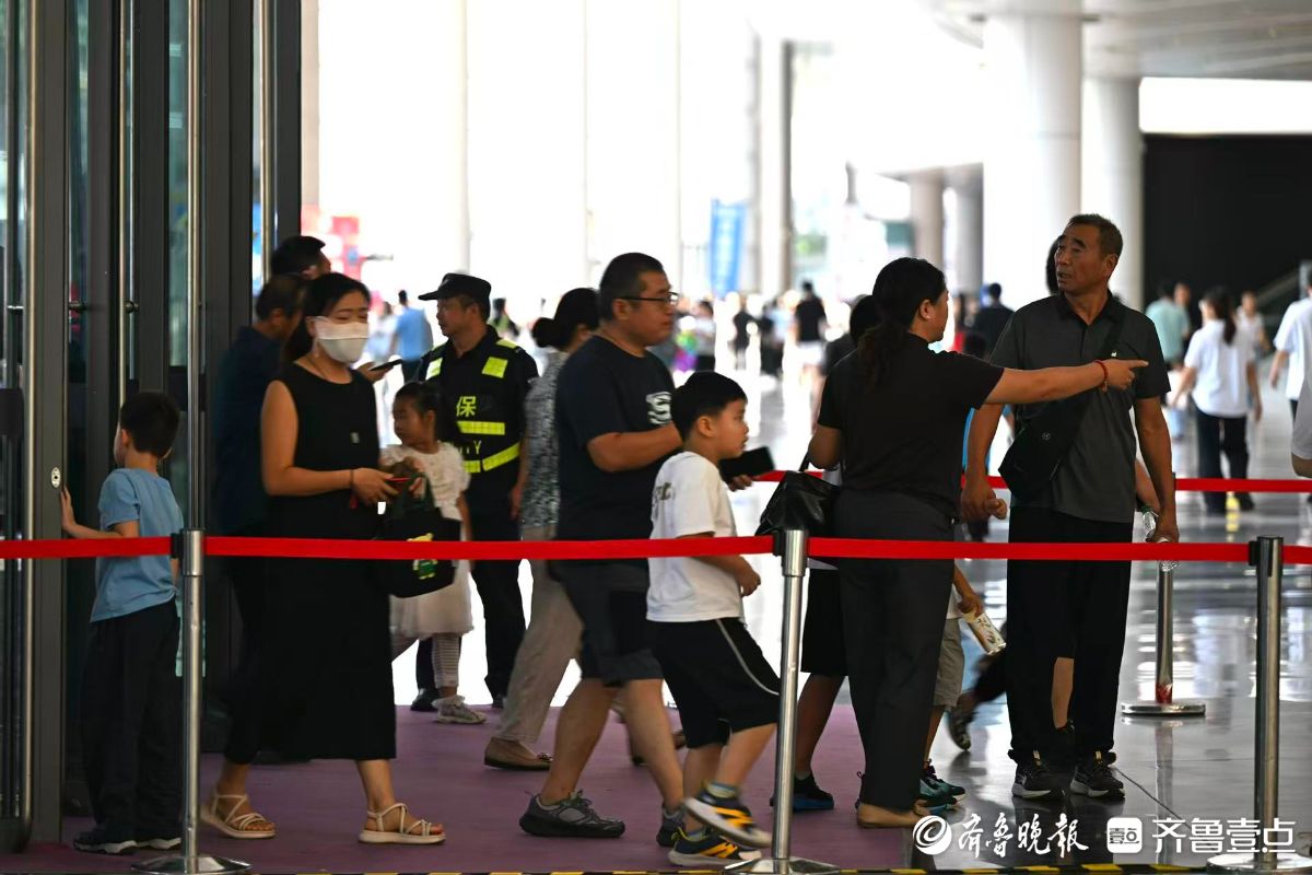 齐鲁秋季车展现场：排队入场！中午饭点依然客流不断