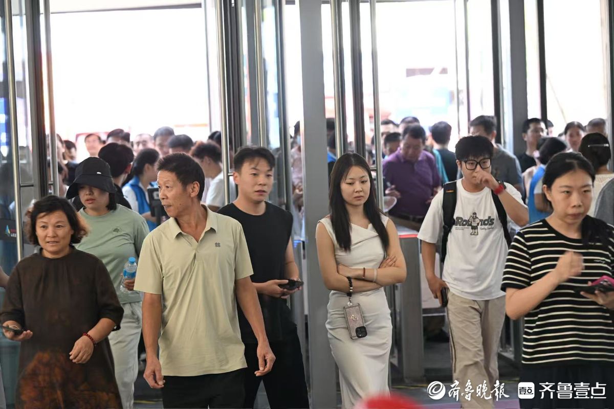 齐鲁秋季车展现场：排队入场！中午饭点依然客流不断