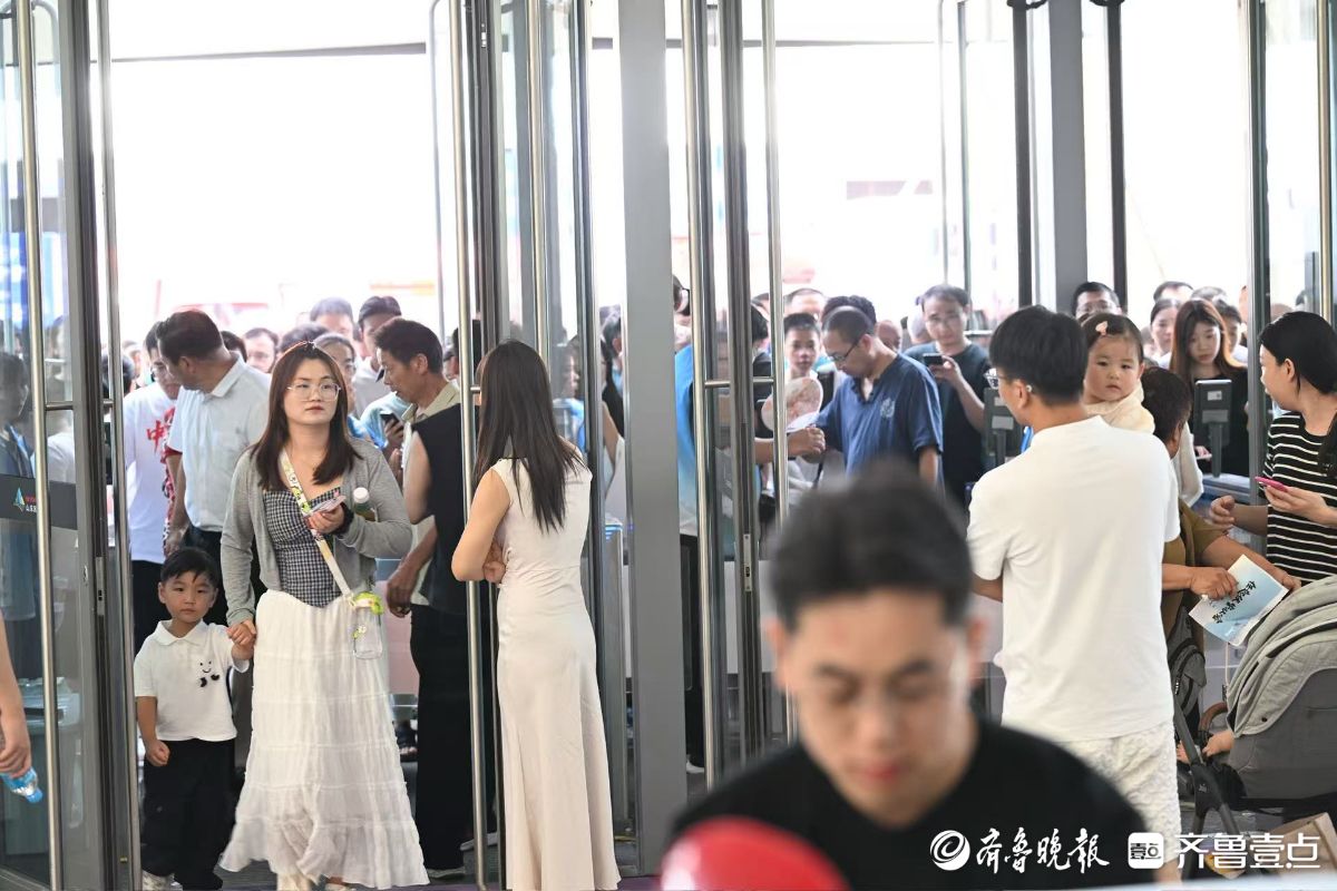 齐鲁秋季车展现场：排队入场！中午饭点依然客流不断
