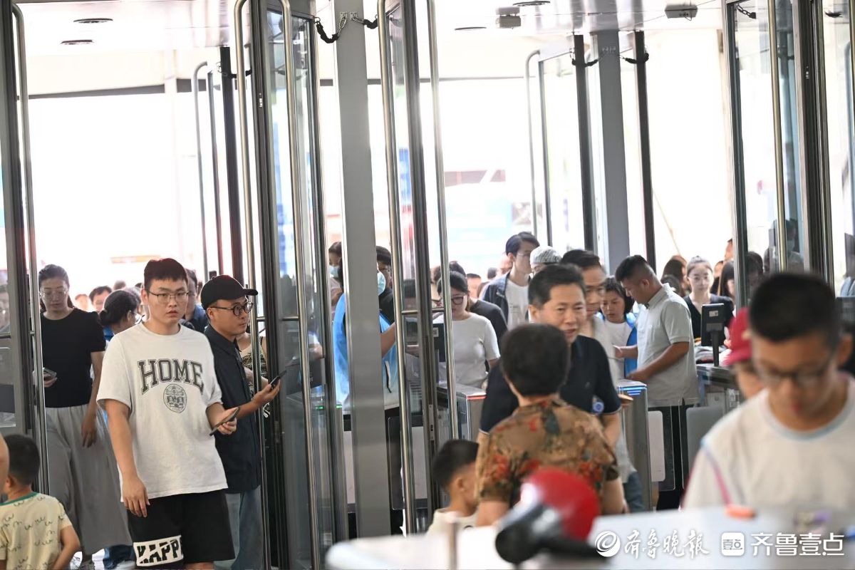 齐鲁秋季车展现场：排队入场！中午饭点依然客流不断