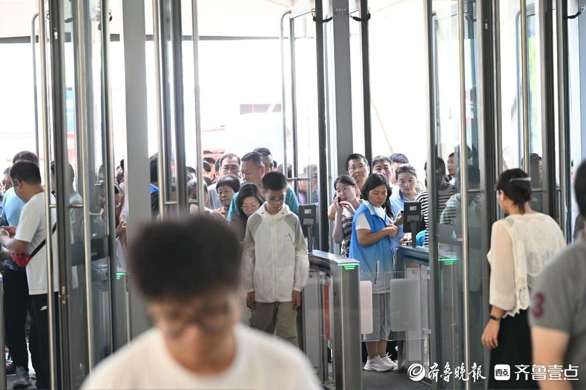 齐鲁秋季车展现场：排队入场！中午饭点依然客流不断