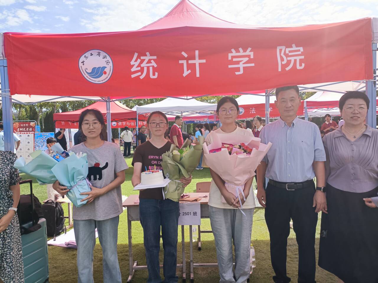 缘分！同年同月同日生！山东工商学院三名新生报到日过生日