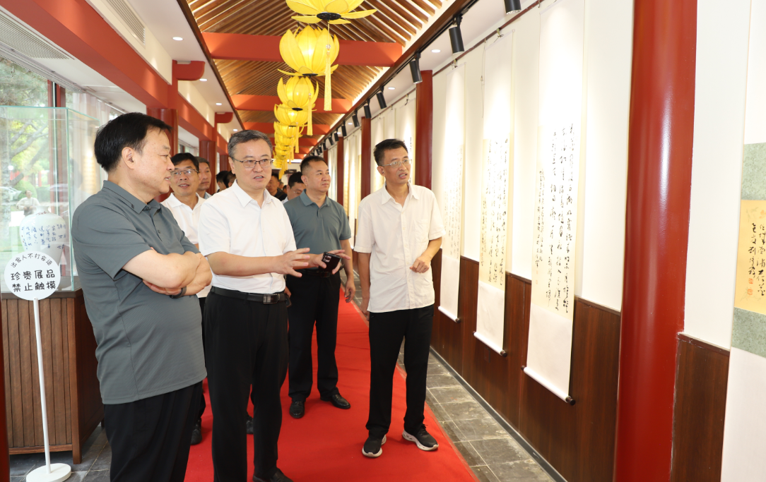 《一池清莲映中都》