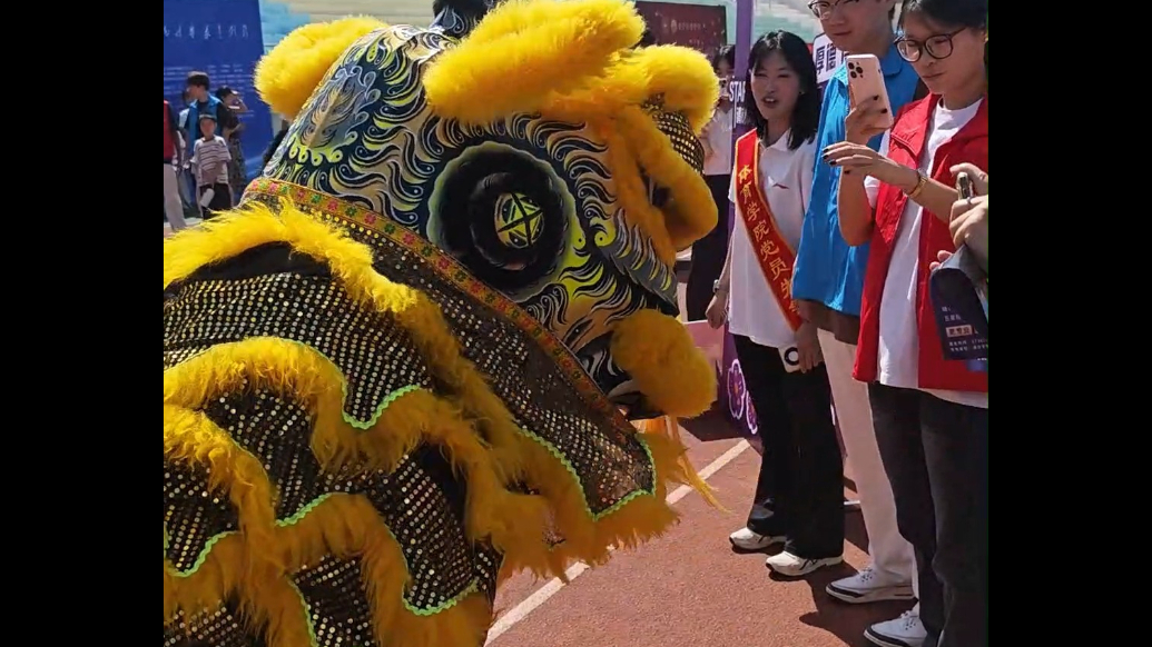 果然视频|迎新生，潍坊学院体育生学长展舞狮绝技
