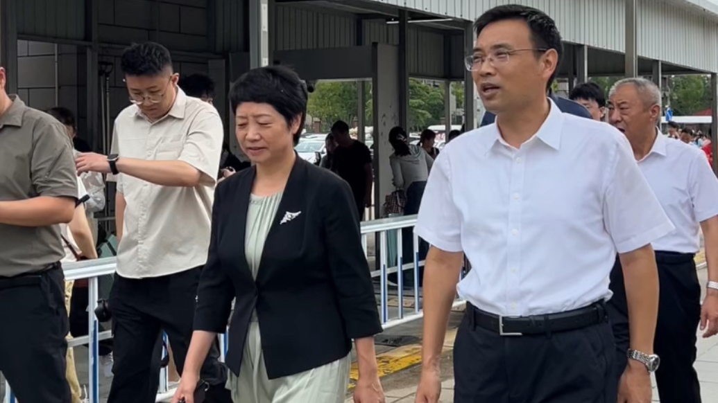 果然视频｜山东服装职业学院，大一新生陆续到校，学院领导到现场了解新生报到情况