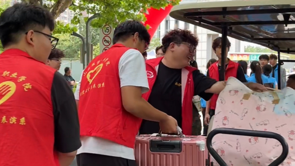 果然视频｜山东服装职业学院迎新生，多辆行李托运车帮新生拉行李