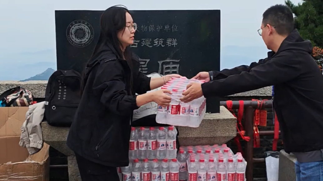 果然视频丨泰山国际登山比赛玉皇顶终点，看看开赛前工作人员都在忙什么