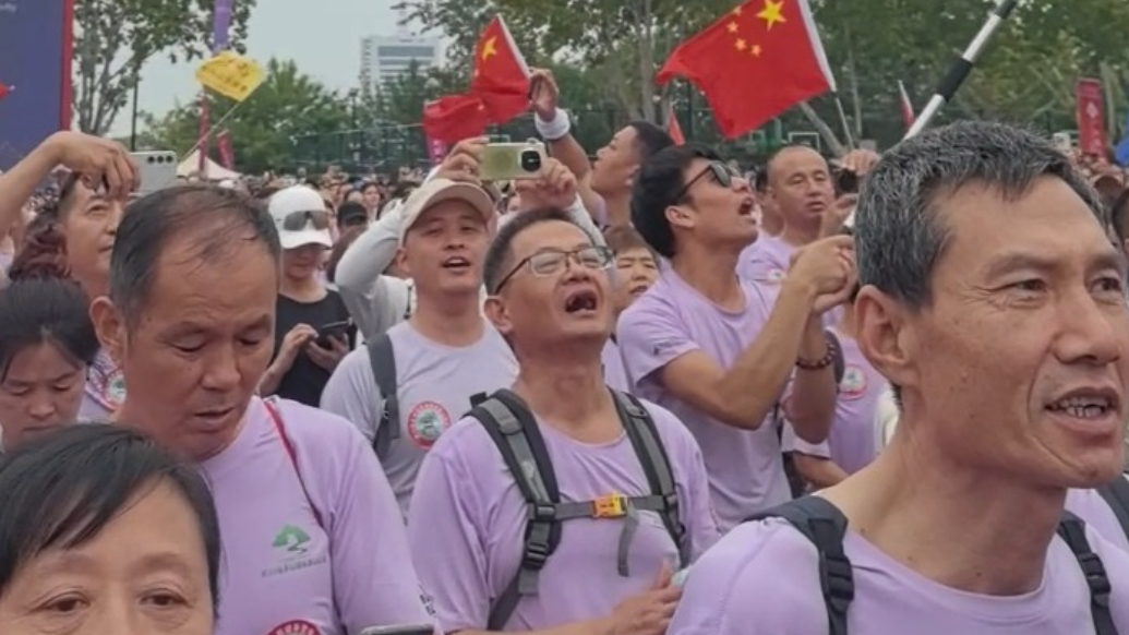 果然视频丨泰山登山赛起跑有花样，万人合唱《歌唱祖国》