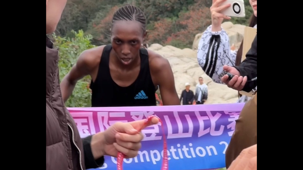 果然视频丨泰山登山比赛青年组女子冠军，来自肯尼亚的格拉迪丝•杰洛诺