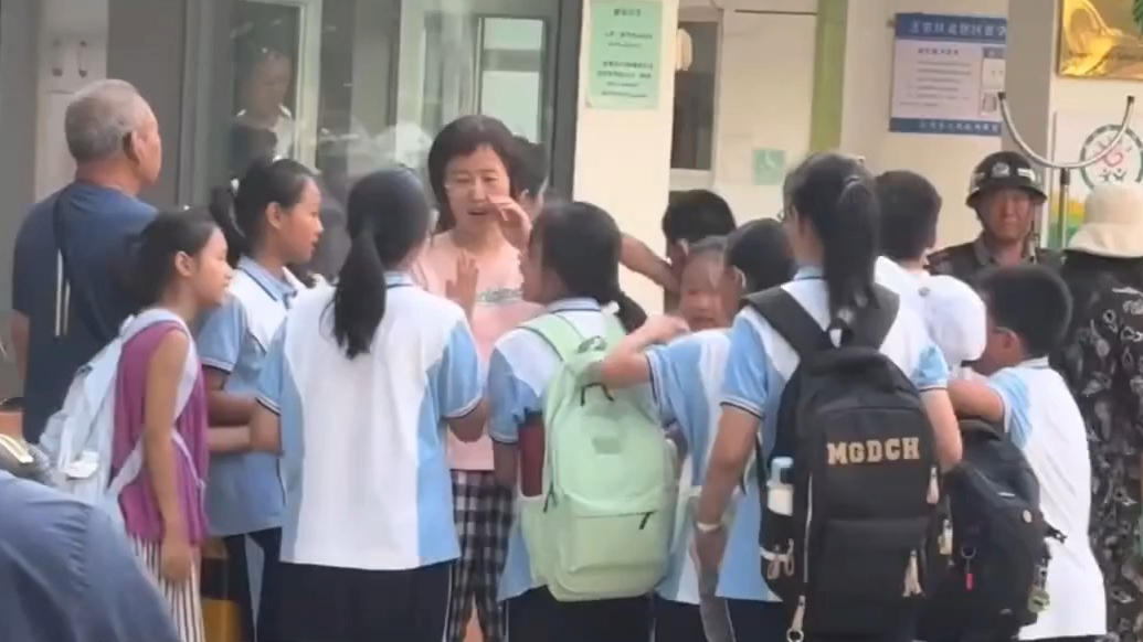 果然视频｜初一新生重返母校“团团围住”老师诉心声，有笑也有泪