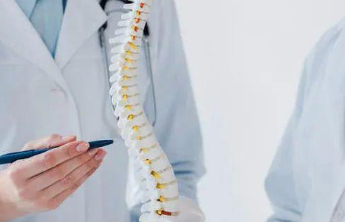 这种病会导致孩子高低肩、驼背......来看识别方法