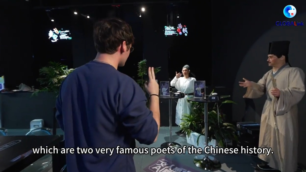 French vlogger discovers smart dining with robots in Beijing