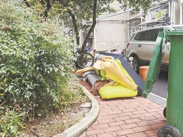 旧家具扔比买难？不妨从“垃圾清运”破题