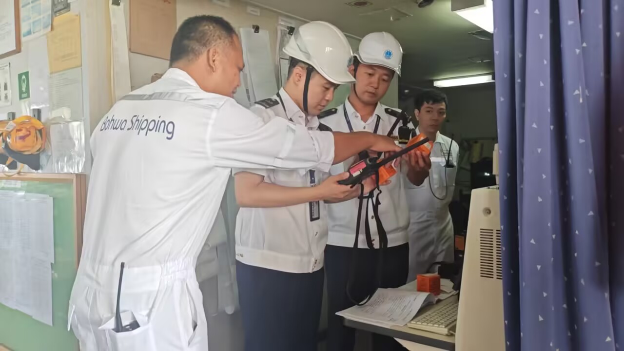 晨鸣纸业复产后首艘原材料船舶抵港，潍坊港外贸再添新动能