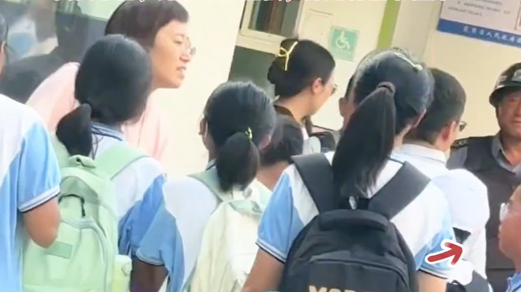 师说｜初一新生回小学看老师，男孩角落里抹泪，老师送上安慰