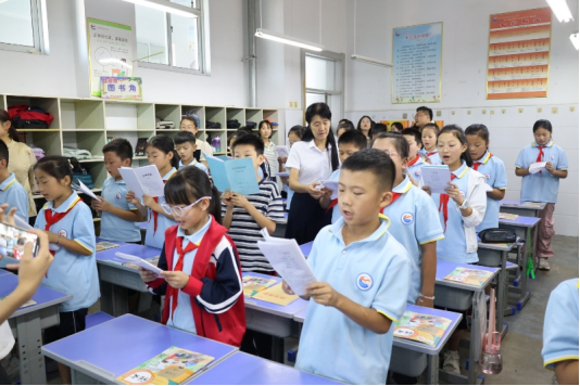 莒县长岭镇中心小学开展激情晨读展示活动