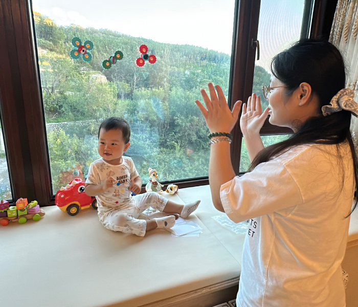 出生率下降让幼儿园面临挑战，但教育需求从未消失，只是以新的形式呈现。这个教师节，齐鲁晚报·齐鲁壹点推出“幼教人的破局选择”特别报道，展现教育职业的新出路，记录这个正在蓬勃发展的新职业群体。