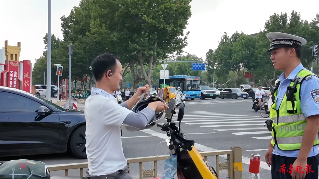 交警直属一大队|嘿！交警正严查头盔 ，别让安全“溜走”啦！