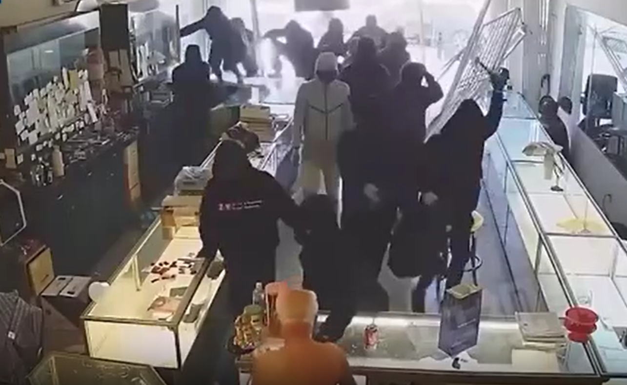 驾车撞碎门窗，美加州一珠宝店光天化日遭洗劫