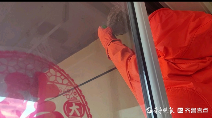 果然视频|居民楼顶屋檐下有马蜂筑巢，消防员及时消除蜂患