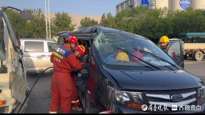 果然视频|面包车与货车发生事故，消防员到场救出被困三人