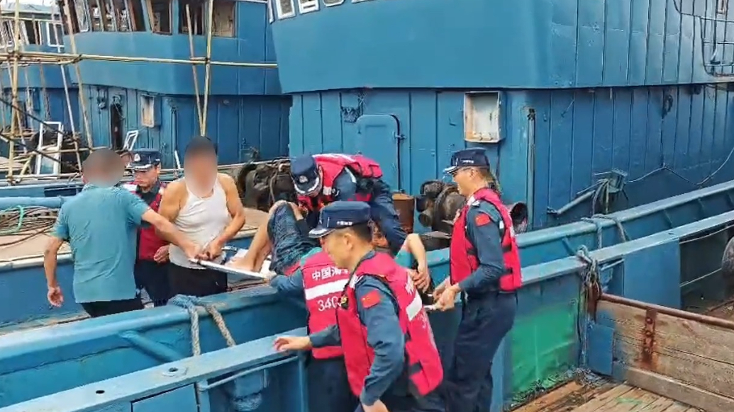 果然视频 | 威海海警局文登工作站紧急救助一名昏迷船员