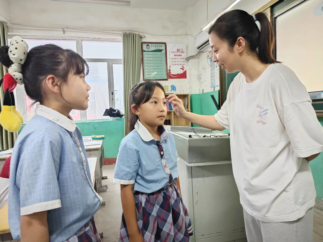 “草原女孩”扎根菏泽滩区小学十年，如今第一批学生已上大学！