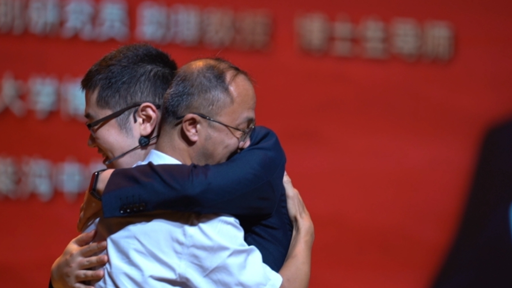 果然视频|从潍坊走出去的清华教师以教师聘书为礼谢师恩