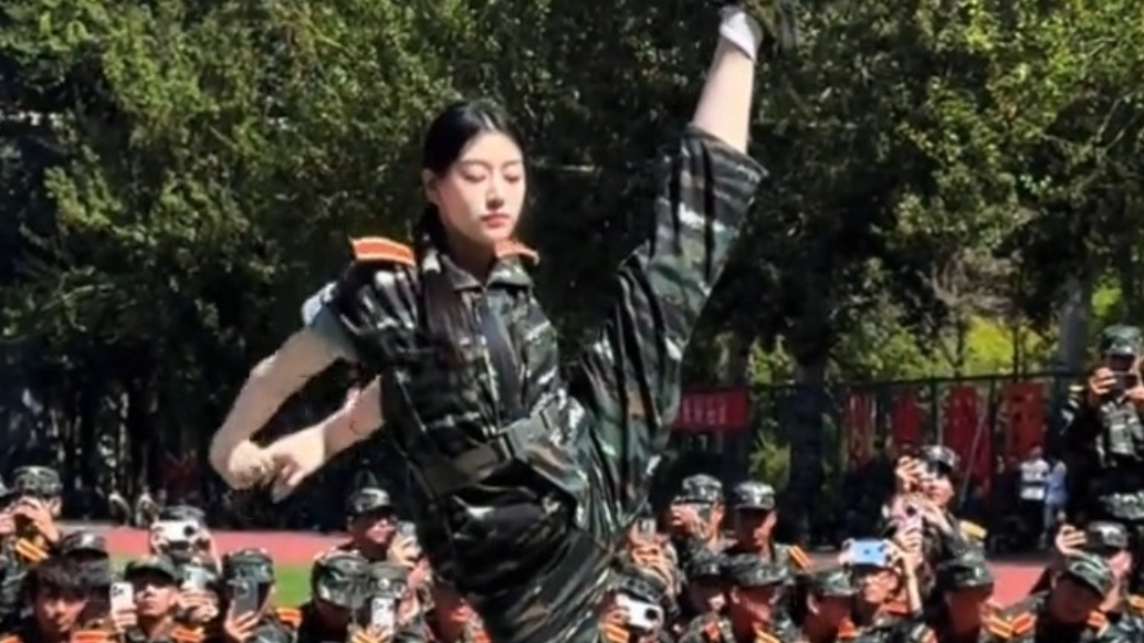 太飒了！女生军训秀中国舞惊艳全场，网友：这就是青春的模样