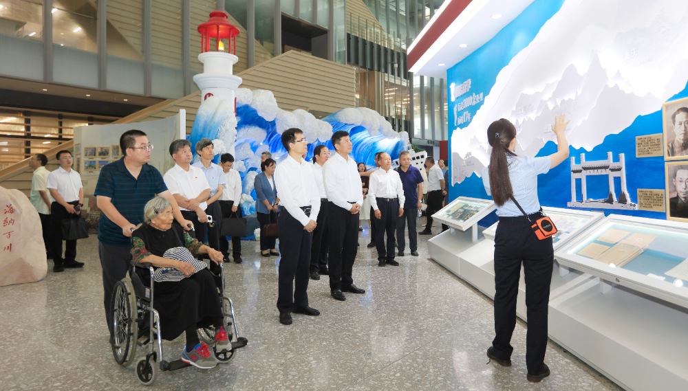 “灯塔•逐浪—文圣常的海浪科学人生”主题展在中国海洋大学开幕