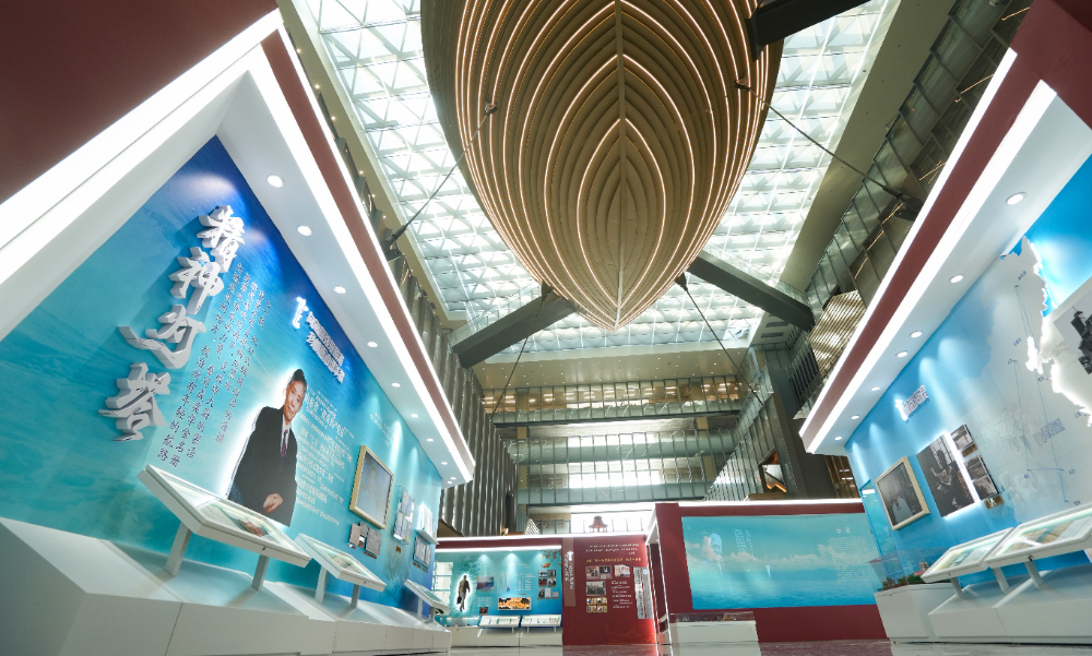 “灯塔•逐浪—文圣常的海浪科学人生”主题展在中国海洋大学开幕