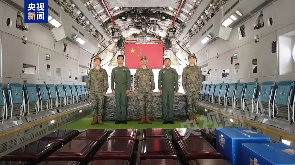 向英烈致敬！运-20机组人员擦拭棺椁并致以崇高军礼