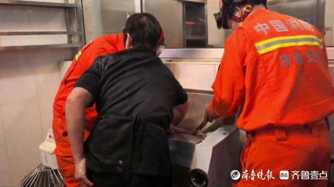 果然视频|女子被压面机“咬”住手，消防员拆机施救
