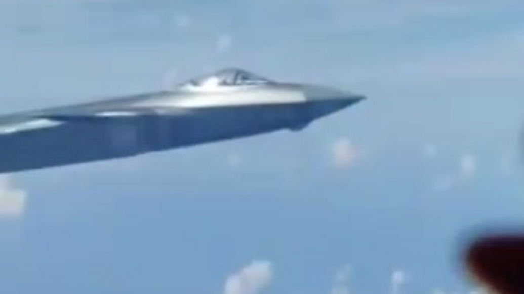 空中视角！4架歼-20长空列阵，护卫英雄回家