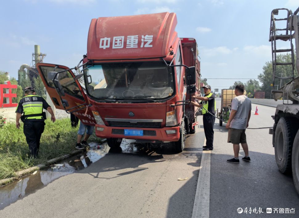 危险！大货车加油站附近突然起火，他们都冲了上去