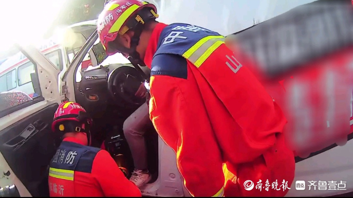 果然视频|面包车高速上追尾，消防员及时救出被困者