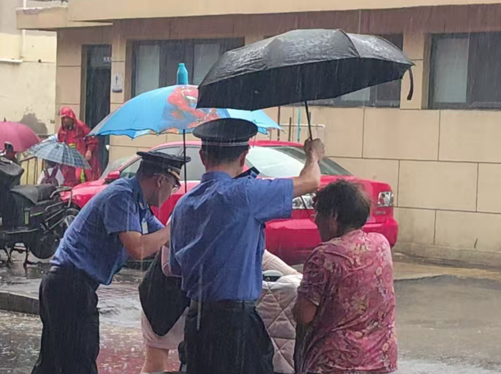 雨中“城”色暖人心！临沂兰山城管紧急救助交通事故伤者 