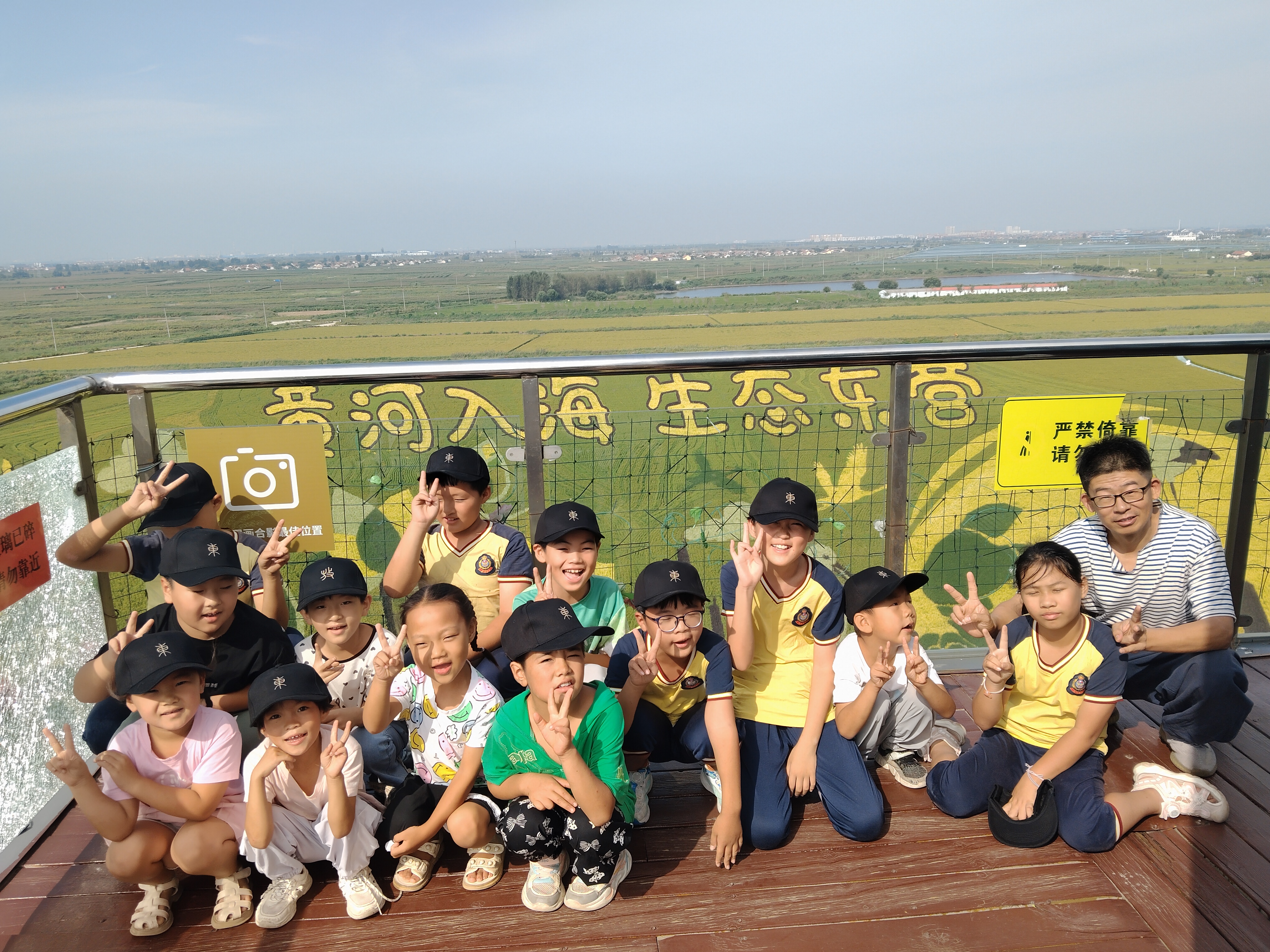 垦利区红光小学开展永安稻田画研学暨户外写生活动
