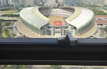周杰伦济南演唱会一票难求，有人出租“写字楼观景位”