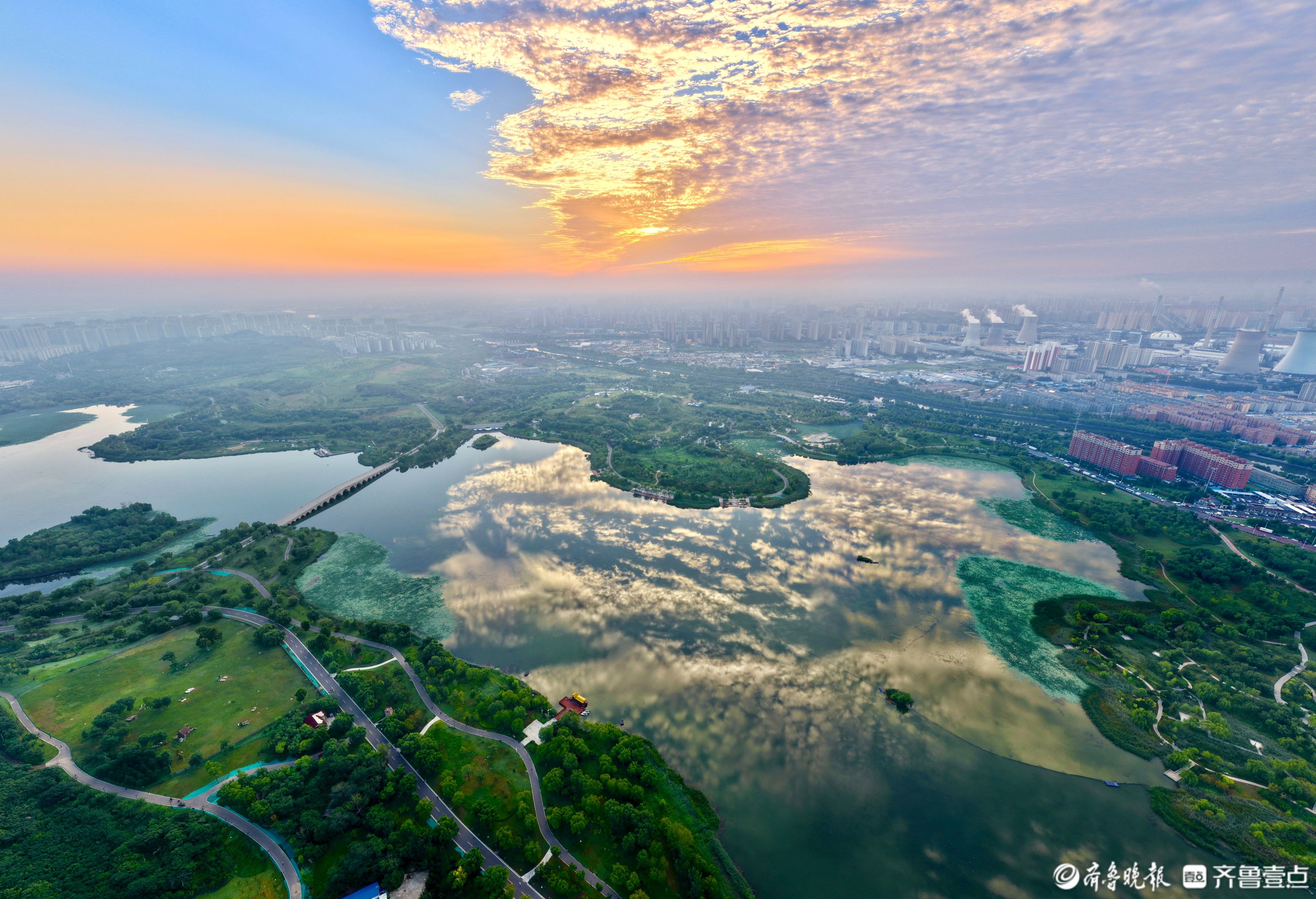 初秋济南天空如画卷，华山湖晨光徐徐展开