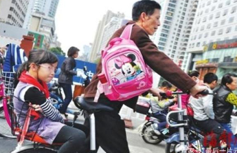“建议不让老人接送小孩”，可谓“痛上加痛”