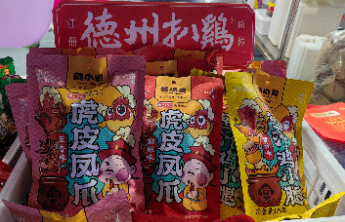 德州扒鸡亮相2025齐鲁美食节，传统与潮流碰撞引市民热捧