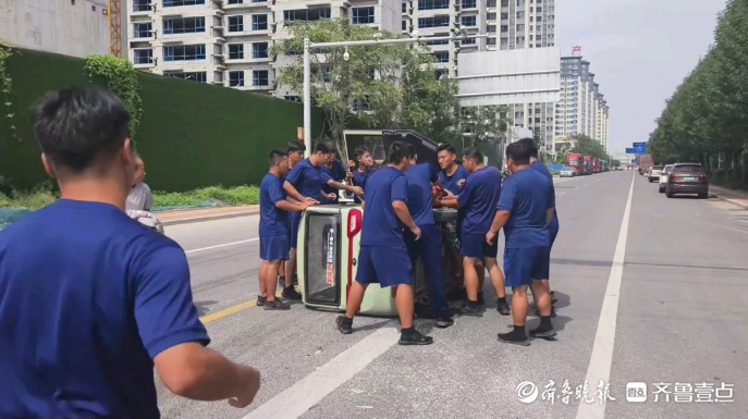 果然视频|电动三轮车在消防队门口侧翻，消防员“秒出警”施救