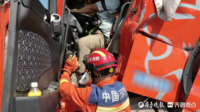 果然视频|男子因事故被困货车驾驶室，消防员扩张作业将其救出