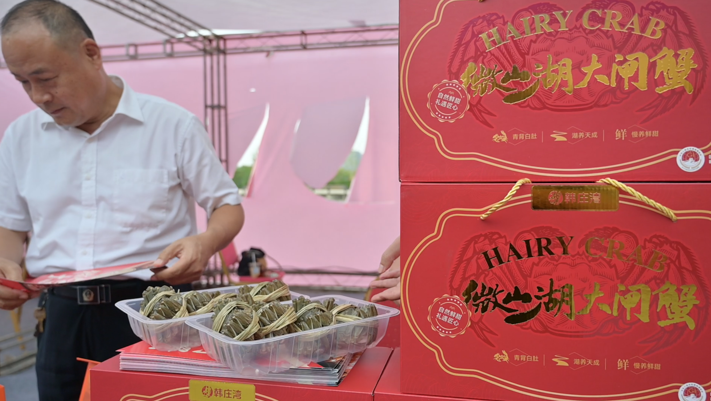 青壳金爪鲜甜味！微山湖大闸蟹惊艳亮相2025齐鲁美食节