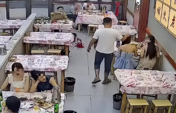 深夜摸邻桌女子头遭行拘，伸手骚扰必被捉